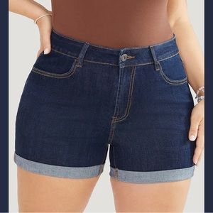 👖 BloomChic Plus Size 18(2X) Very Stretchy Dark Wash Cuffed Hem Denim Shorts 👖